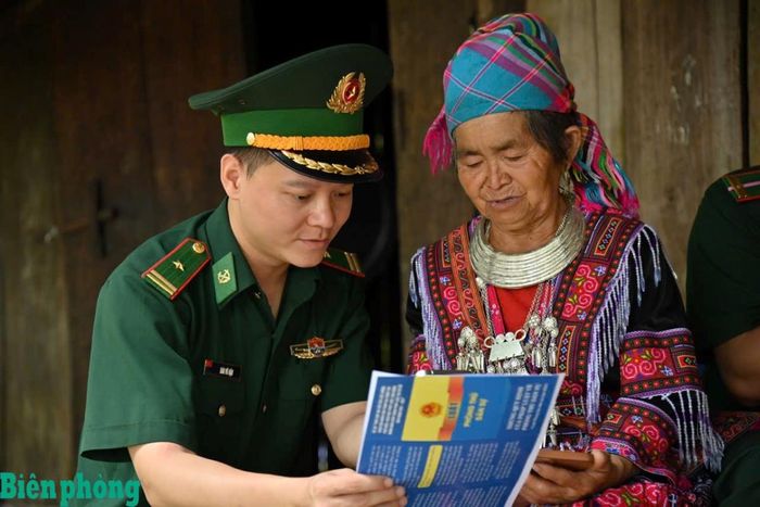 Thông qua các tổ hỗ trợ số, cán bộ, chiến sĩ Bộ đội Biên phòng tỉnh Lai Châu đưa kiến thức, kỹ năng số đến gần hơn với người dân vùng biên. Ảnh: Đức Duẩn