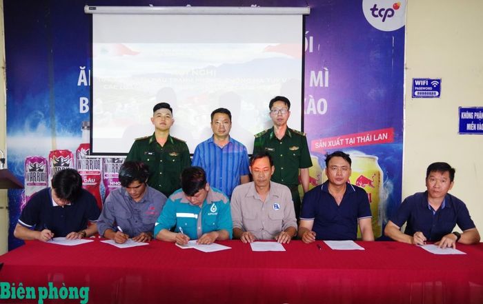 Đại diện các cơ quan, doanh nghiệp ký cam kết không vận chuyển, mua bán, tàng trữ, sử dụng trái phép chất ma túy; không tham gia đánh bạc, cá độ dưới mọi hình thức và không thực hiện các hành vi vi phạm pháp luật trong quá trình làm việc tại cảng Gò Dầu. Ảnh: Quang Anh