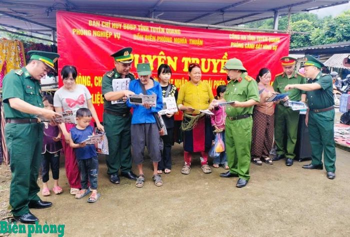 Phòng Nghiệp vụ, Bộ đội Biên phòng tỉnh Tuyên Quang phối hợp với các lực lượng tuyên truyền lưu động, phổ biến pháp luật cho nhân dân tại chợ phiên Bát Đại Sơn, xã Cán Tỷ, tỉnh Tuyên Quang. Ảnh: Hoàng Chính