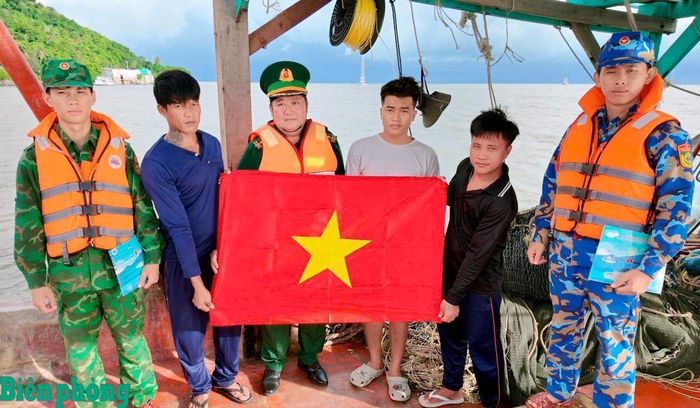 Đồn Biên phòng Hòn Sơn, Bộ đội Biên phòng tỉnh An Giang trao tặng cờ Tổ quốc cho ngư dân. Ảnh: Thanh Nhàn