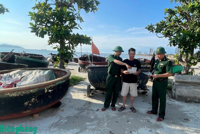 Cán bộ Đồn Biên phòng cửa khẩu cảng Cửa Lò - Bến Thủy tuyên truyền người dân chấp hành tốt các quy định của pháp luật trong trong khai thác thủy sản. Ảnh: Hải Thượng