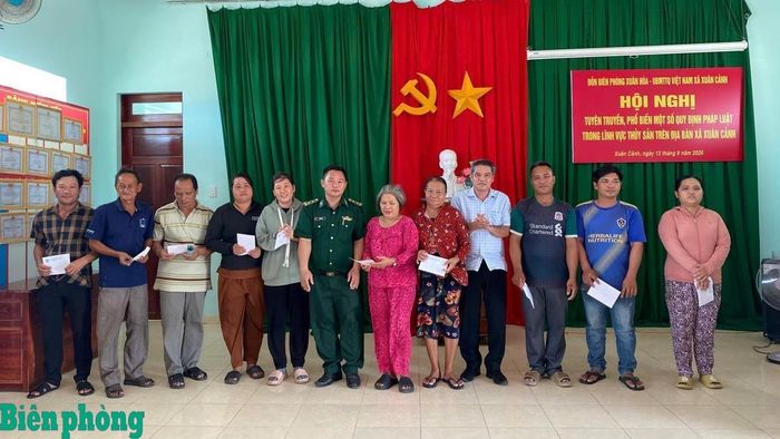 Đại diện Đồn Biên phòng Xuân Hòa và chính quyền địa phương trao quà hỗ trợ các ngư dân có hoàn cảnh khó khăn. Ảnh: Ngọc Lân