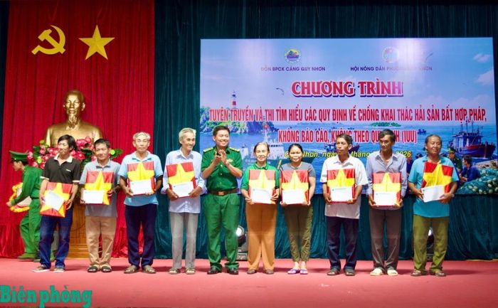 Đại diện Đồn Biên phòng cửa khẩu cảng Quy Nhơn, Bộ đội Biên phòng tỉnh Gia Lai trao tặng quà cho các ngư dân có hoàn cảnh khó khăn. Ảnh: Thanh Bình