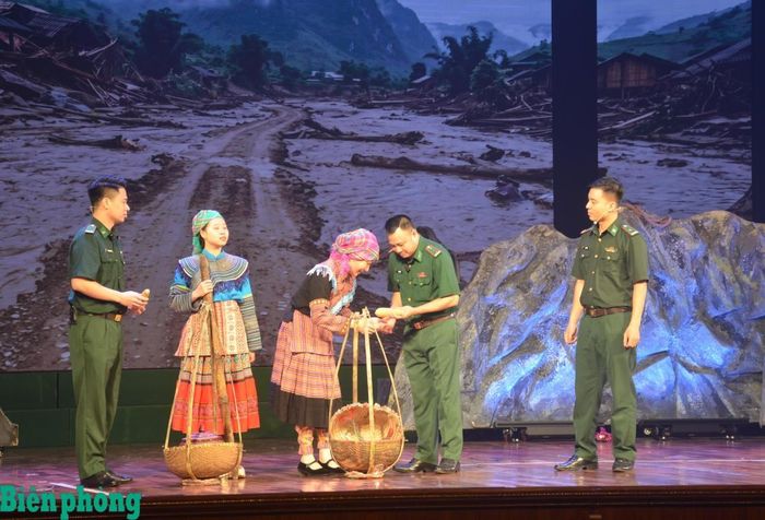 Chương trình nghệ thuật có sự góp mặt của Đại tá, Nghệ sĩ nhân dân Vũ Tự Long, Giám đốc Nhà hát Chèo Quân đội (thứ hai từ phải sang). Ảnh: TK