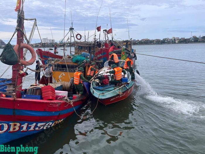 Cán bộ, chiến sĩ Đồn Biên phòng Nhật Lệ vận chuyển thiết bị hỗ trợ khắc phục sự cố tàu cá bị chìm. Ảnh: Anh Quân