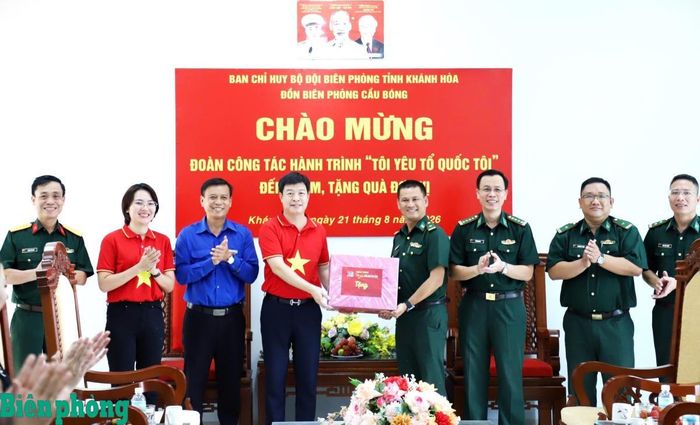 Ban tổ chức chương trình thăm, tặng quà động viên cán bộ, chiến sĩ Đồn Biên phòng Cầu Bóng. Ảnh: Văn Tân