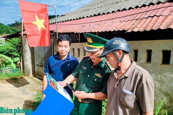 Cán bộ Đồn Biên phòng Yên Khương tuyên truyền, hướng dẫn người dân quét mã QR để cung cấp thông tin tố giác tội phạm. Ảnh: Hải Chuyền