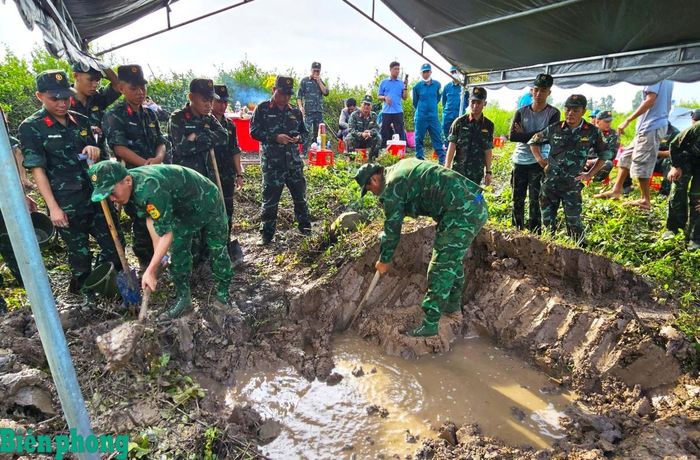 Cán bộ, chiến sĩ Đồn Biên phòng Cái Cùng phối hợp Đội K (Bộ Chỉ huy Quân sự tỉnh) đào đất tìm kiếm hài cốt liệt sĩ. Ảnh: Hoàng Tá