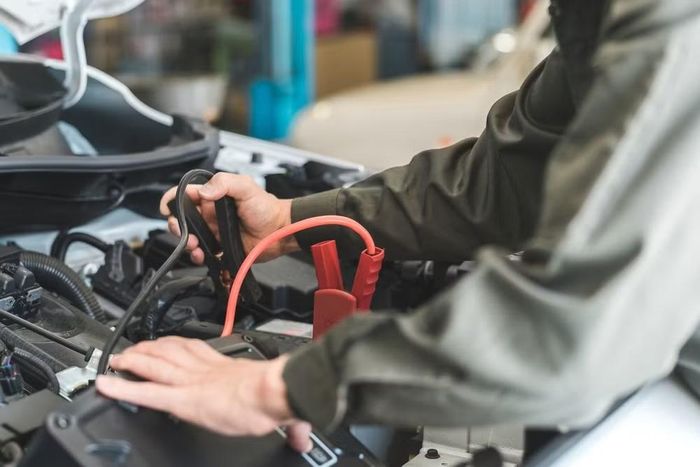 Trước khi câu bình ắc quy xe đời mới, cần kiểm tra kỹ hướng dẫn để tránh hư hỏng hệ thống điện tử phức tạp. Ảnh: SlashGear