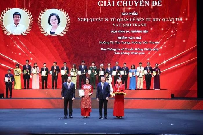 Các tác giả và tác phẩm được trao giải Chuyên đề của Cuộc thi - Ảnh: VGP