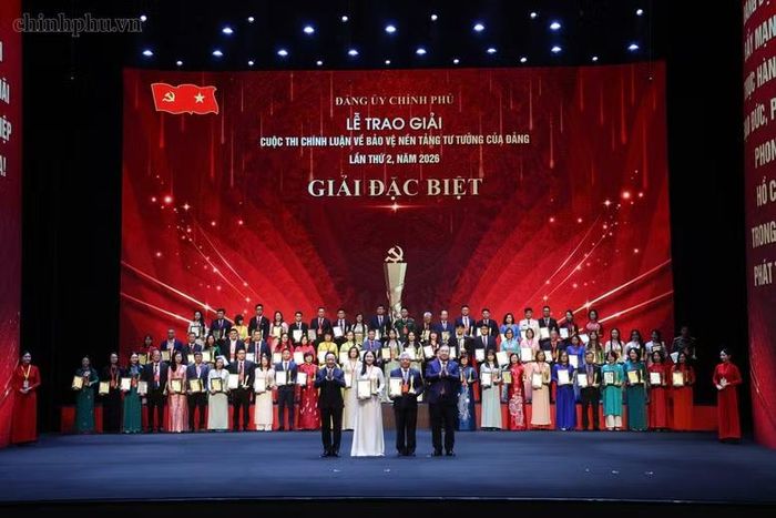 Ông Trịnh Văn Quyết, Trưởng Ban Tuyên giáo Trung ương, Phó Trưởng Ban Thường trực Ban Chỉ đạo 35 Trung ương và ông Phạm Gia Túc, Phó Bí thư Thường trực Đảng ủy Chính phủ, Phó Thủ tướng Thường trực Chính phủ, Phó Trưởng Ban Chỉ đạo 35 Trung ương, Trưởng Ban Chỉ đạo 35 Đảng ủy Chính phủ, Trưởng Ban Chỉ đạo Cuộc thi trao Giải Đặc biệt của Cuộc thi - Ảnh: VGP