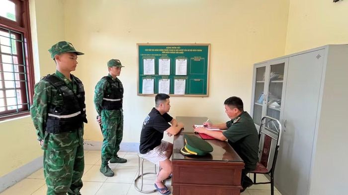 Các đối tượng làm việc tại Đồn Biên phòng. Ảnh: Đồn Biên phòng Cửa khẩu Quốc tế Lào Cai.
