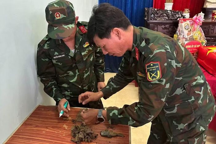 Lực lượng chức năng đang lấy mẫu sinh phẩm phục vụ công tác xác định danh tính liệt sĩ (ảnh N.T)