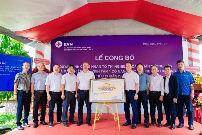 Các đại biểu chụp hình lưu niệm tại Lễ công bố Quyết định công nhận Tổ thí nghiệm Hóa – Phân xưởng Hóa, Nhà máy Nhiệt điện Vĩnh Tân 4 có năng lực thử nghiệm đáp ứng yêu cầu tiêu chuẩn ISO/IEC 17025:2017