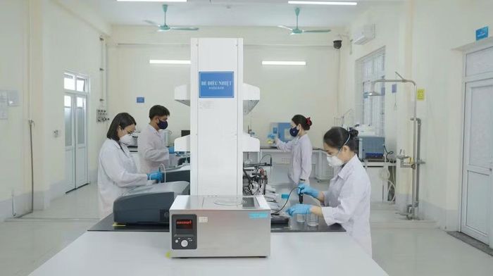 Quang cảnh một góc làm việc của Tổ Thí nghiệm Hóa – Phân xưởng Hóa Nhà máy Nhiệt điện Vĩnh Tân 4