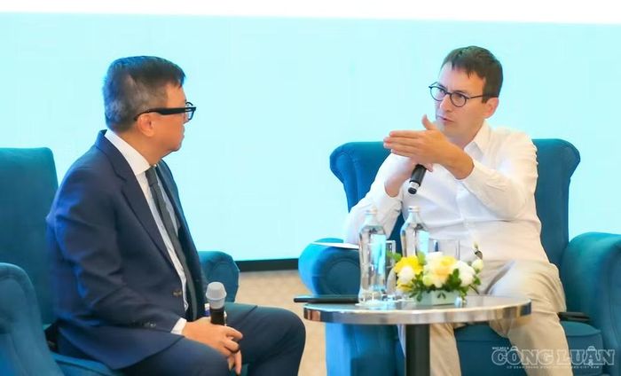 Ông Ezra Eeman cho rằng khi AI Agents bắt đầu được giao những nhiệm vụ lớn hơn và tham gia vào quy trình làm việc, dữ liệu có cấu trúc và hạ tầng của tòa soạn trở thành nền tảng để các tác nhân AI tạo ra giá trị. Ảnh: Sơn Hải