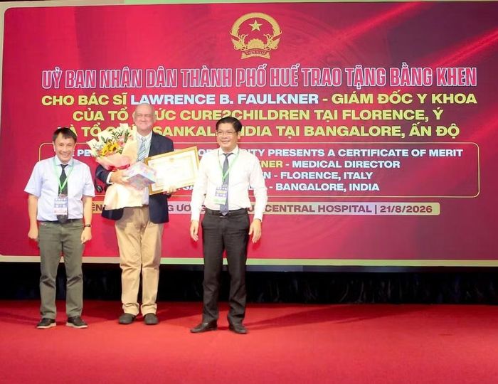 UBND TP. Huế đã trao tặng bằng khen cho Bác sĩ Lawrence B. Faulkner. (ảnh TT).