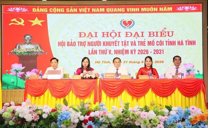 Đoàn chủ tịch điều hành đại hội. Ảnh TP