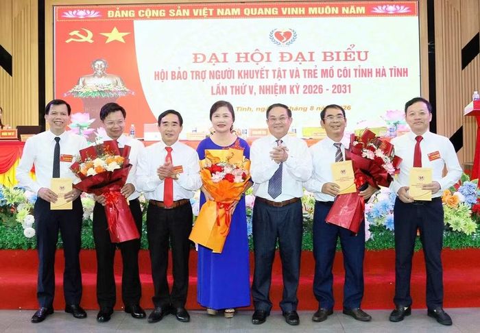 Ban Chấp hành Hội Bảo trợ Người khuyết tật và Trẻ mồ côi Hà Tĩnh nhiệm kỳ 2026 – 2031 tặng hoa tri ân các ủy viên không tái cử. Ảnh TP