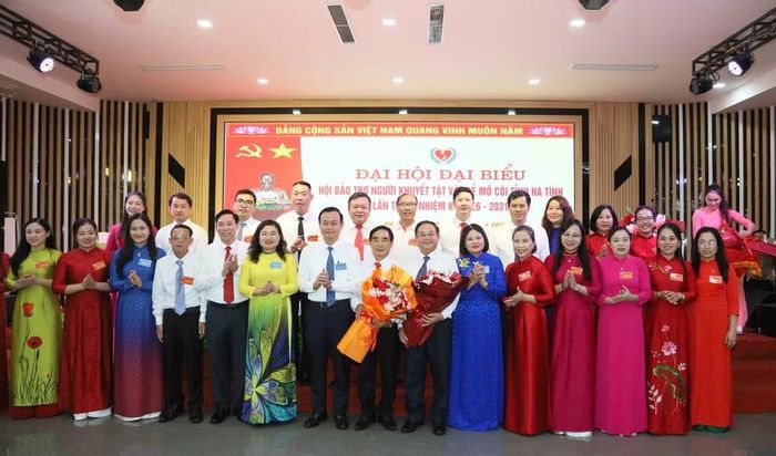 Lãnh đạo Hội Bảo trợ Người khuyết tật Việt Nam và lãnh đạo tỉnh tặng hoa chúc mừng Ban Chấp hành Hội Bảo trợ Người khuyết tật và Trẻ mồ côi Hà Tĩnh nhiệm kỳ 2026 – 2031. Ảnh TP