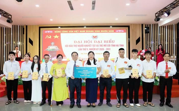 Hội Bảo trợ Người khuyết tật và Trẻ mồ côi Hà Tĩnh cùng đại diện nhà tài trợ trao 10 suất quà cho các đại biểu là người khuyết tật, trẻ mồ côi tham dự đại hội. Ảnh TP