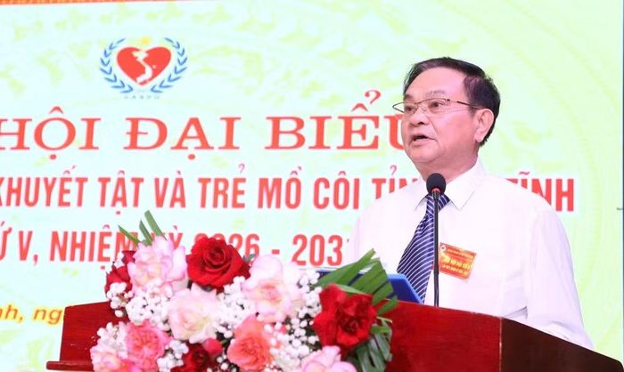 Ông Nguyễn Văn Sơn, Chủ tịch Hội Bảo trợ Người khuyết tật và Trẻ mồ côi Hà Tĩnh, phát biểu khai mạc đại hội. Ảnh TP