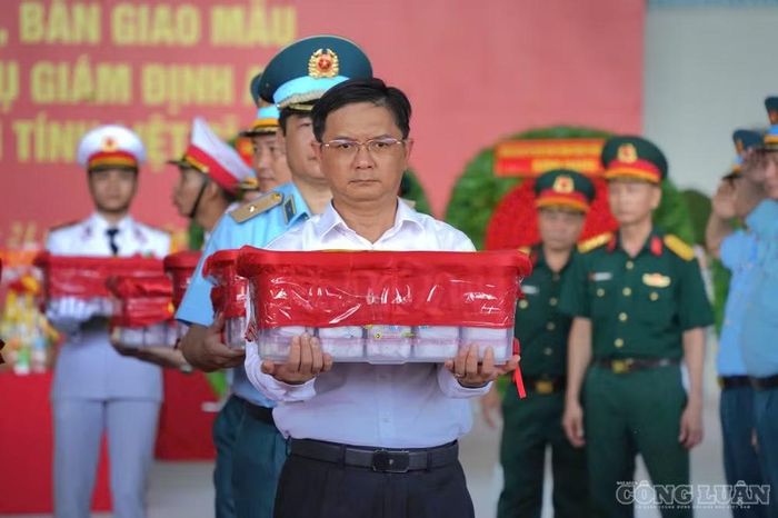 Ông Nguyễn Mạnh Cường, Phó chủ tịch UBND TP.HCM, đưa các mẫu vật lên máy bay.