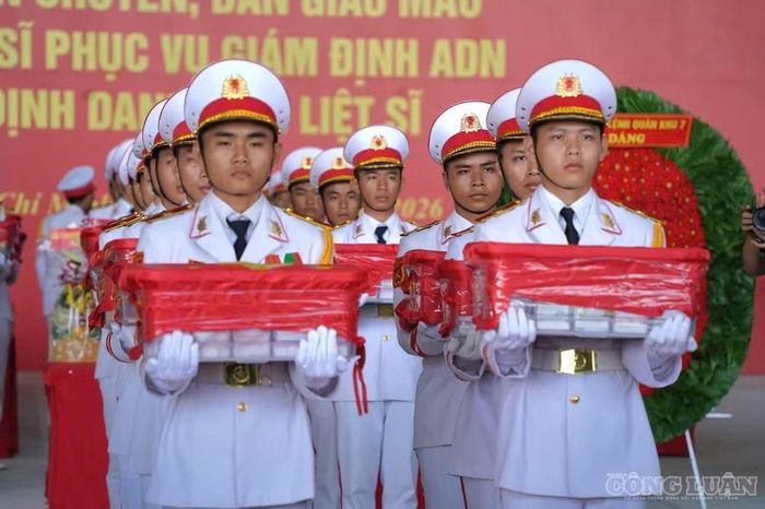 Các hài cốt liệt sĩ được đưa lên máy bay.