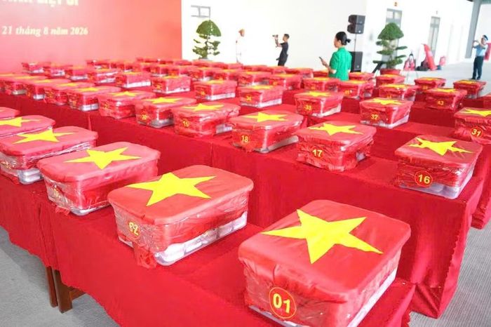 Các mẫu sinh thiết hài cốt liệt sĩ được đánh số thứ tự theo từng đợt tìm kiếm, niêm phong và bọc cẩn thận.