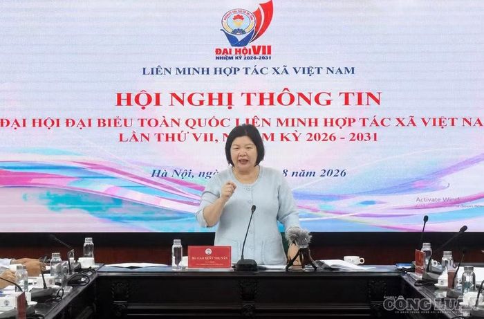 Bà Cao Xuân Thu Vân, Chủ tịch Liên minh HTX Việt Nam, phát biểu tại hội nghị. Ảnh: Diệu Linh