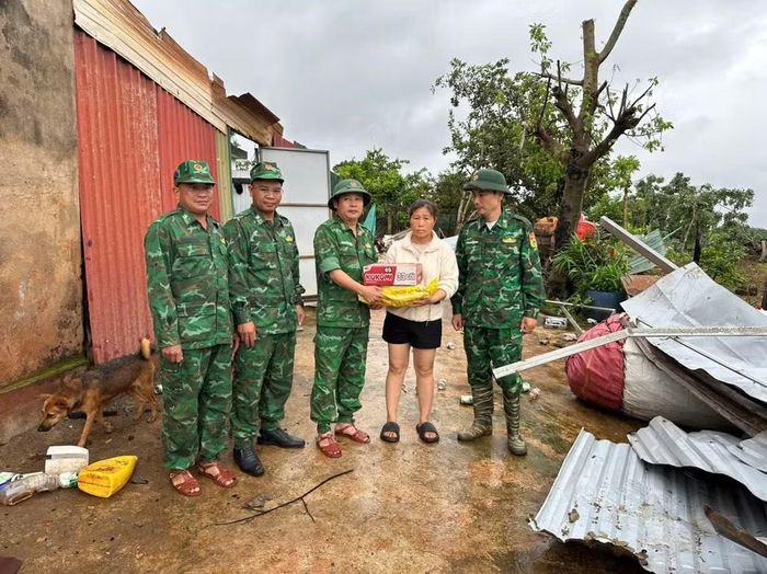 Lực lượng Biên phòng hỗ trợ người dân nhu yếu phẩm. Ảnh: Đồn Biên phòng Ia Chía.