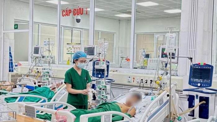 Bệnh nhân được triển khai các biện pháp hồi sức tích cực, trong đó có lọc máu và thay huyết tương nhằm hỗ trợ điều trị và loại bỏ một phần các chất độc tích tụ trong máu. Ảnh: Bệnh viện cung cấp