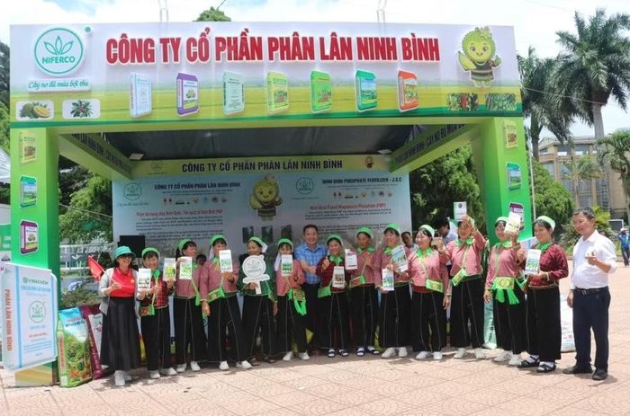 Công ty trao tặng sản phẩm cho bà con nông dân tại lễ hội “Sầu riêng Đắk Lắk - Kết nối vươn xa”