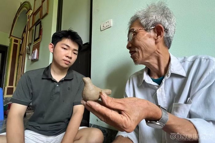 Anh Phùng Đình Đạt cùng nghệ nhân Phùng Đình Giáp tìm hướng đi mới, giúp cho phỗng đất được quảng bá rộng rãi hơn