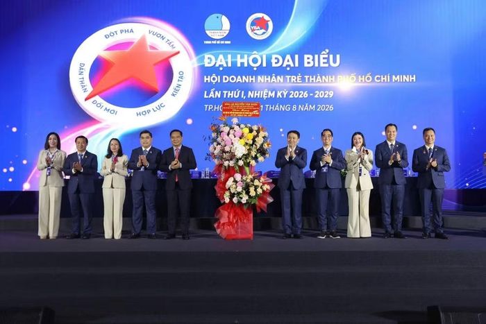 Chủ tịch UBND TP.HCM Nguyễn Văn Được trao hoa chúc mừng Đại hội. (Ảnh: BTC)