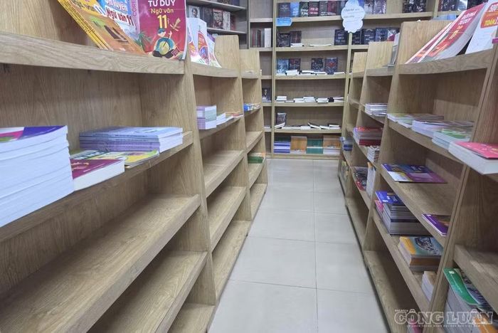 Nhiều kệ sách giáo khoa ở Nghệ An đã trống, trong khi phụ huynh vẫn liên tục tìm mua. Ảnh: Kim Long