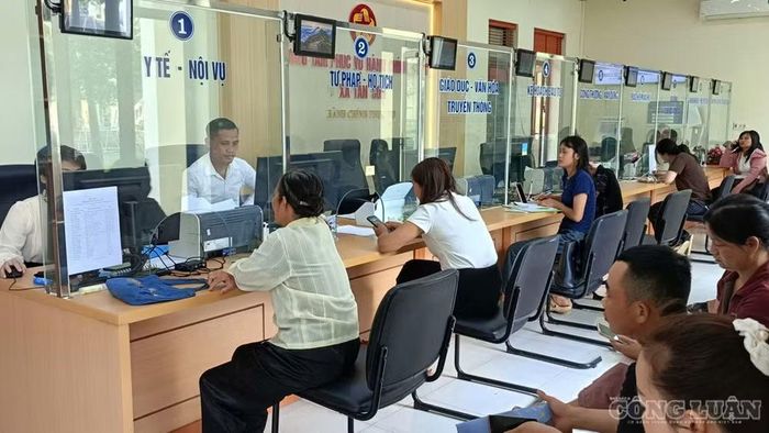 Người dân hài lòng với tinh thần phục vụ của cán bộ từ khi chính quyền địa phương 2 cấp đi vào hoạt động - Ảnh: Phùng Thọ.