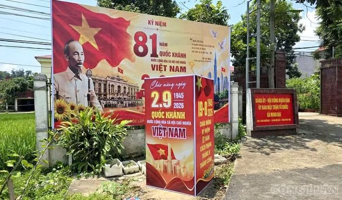 Xã Minh Đài trang bị những pano khẩu hiệu tại các trụ sở chính quyền tạo không khí chào mừng ngày lễ lớn - Ảnh: Phùng Thọ.