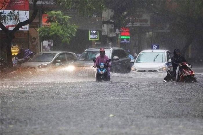 Do ảnh hưởng của áp thấp nhiệt đới, nhiều tỉnh thành Bắc Bộ và Bắc Trung Bộ có mưa lớn. Ảnh: Tô Thế.
