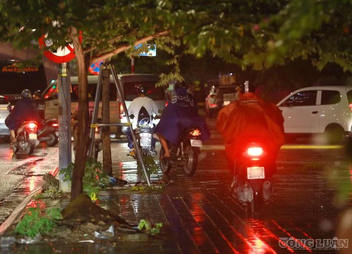 Một số người đi xe máy đã đi lên vỉa hè để tìm cách thoát khỏi khu vực ùn tắc.
