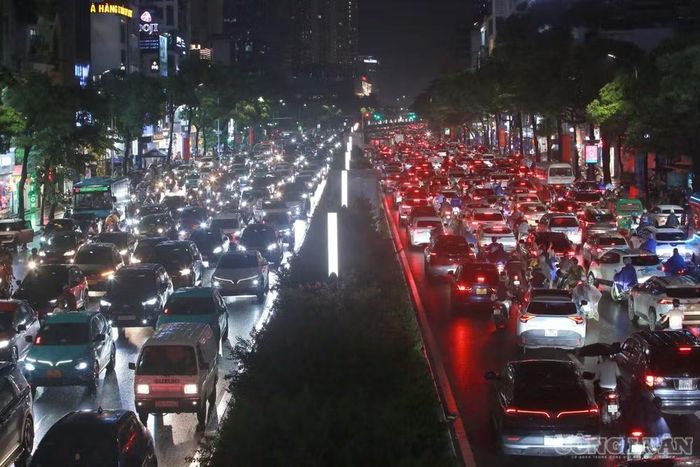 Cùng thời điểm, tuyến Trần Duy Hưng - Nguyễn Chí Thanh ken đặc phương tiện ở cả hai chiều.