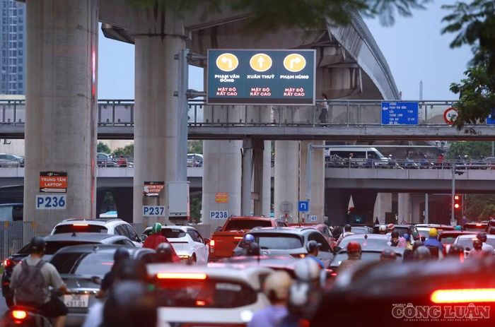 Tại đường Hồ Tùng Mậu, khoảng 18h30, phương tiện ùn ứ dọc tuyến. Trên bảng điện tử giao thông, nhiều tuyến đường liên tục hiển thị dòng chữ màu đỏ, kèm cảnh báo "mật độ rất cao".