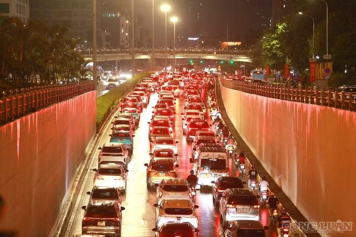Đến hơn 19h, mật độ phương tiện tại khu vực hầm chui Trần Duy Hưng vẫn ở mức cao.