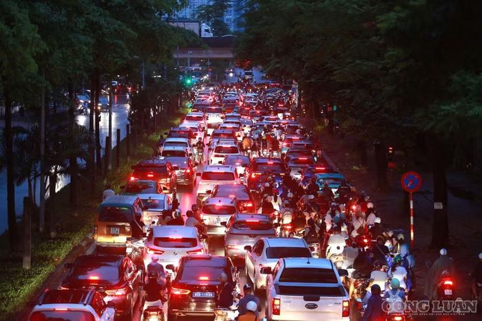 Ghi nhận của phóng viên từ khoảng 17h ngày 21/8, mưa dông liên tiếp khiến giao thông trên nhiều tuyến đường như Nguyễn Hoàng, Trần Duy Hưng, Nguyễn Chí Thanh, Hồ Tùng Mậu, Phạm Hùng - Khuất Duy Tiến..., trở nên ùn ứ, đặc biệt vào thời điểm người dân tan làm.
