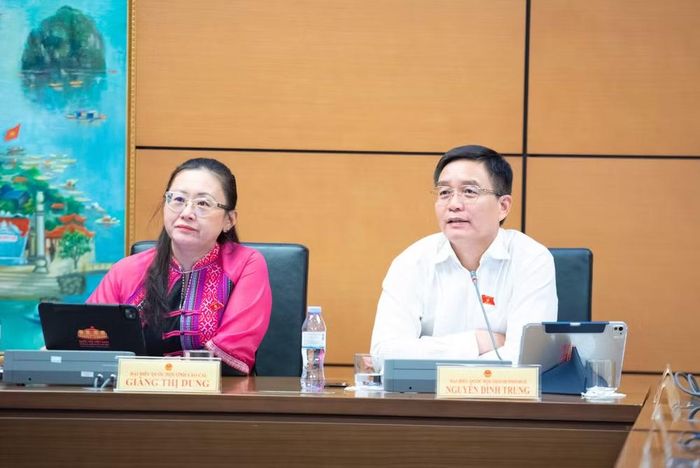 Ủy viên Trung ương Đảng, Trưởng Đoàn ĐBQH thành phố Huế Nguyễn Đình Trung điều hành Phiên thảo luận Tổ 4 (ảnh B.N).