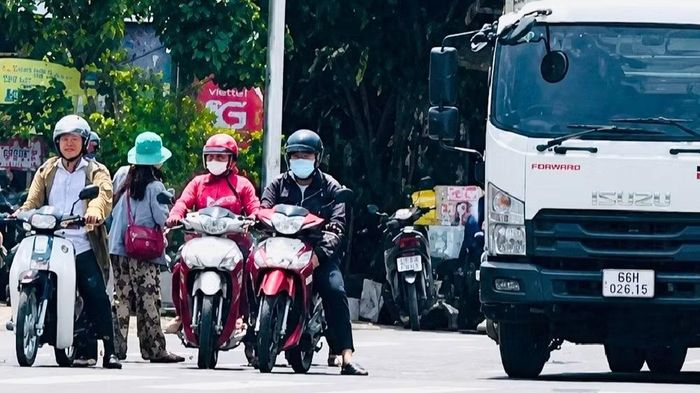 Bất chấp nguy hiểm, trẻ vị thành niên chèo kéo người đi đường tại ngã tư Lương Phú (Ảnh: A.X)