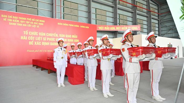 Các mẫu sinh phẩm được niêm phong, đóng gói nghiêm ngặt trong hành trình đi từ ga quân sự sân bay Tân Sơn Nhất đến sân bay quân sự Gia Lâm. (Ảnh: Xuân Sang)