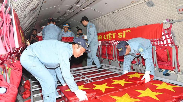 Bên trong khoan máy bay quân sự, nơi các mẫu sinh phẩm hài cốt liệt sĩ thực hiện hành trình ra Hà Nội giám định ADN. (Ảnh: Xuân Sang)