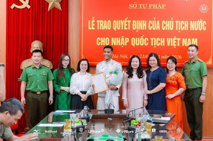 Lãnh đạo Sở Tư pháp Hà Nội trao Quyết định của Chủ tịch nước cho nhập quốc tịch Việt Nam với Nguyễn Adou Leygley Minh (Ảnh CAHN)