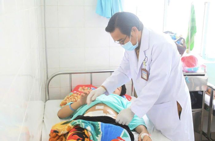 Bệnh nhân đã được các y, bác sĩ thường xuyên thăm khám sau phẫu thuật (ảnh: Lê Lối)